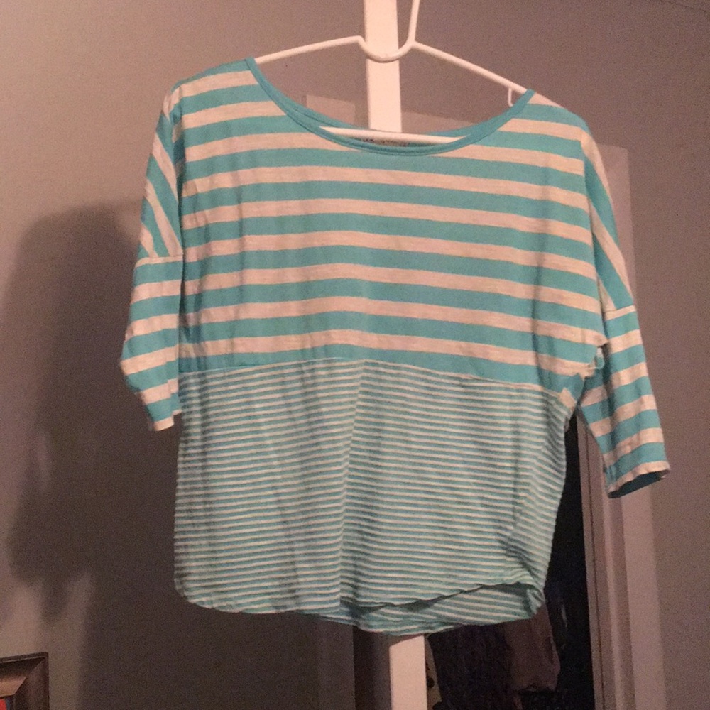 Quarter length cropped shirt